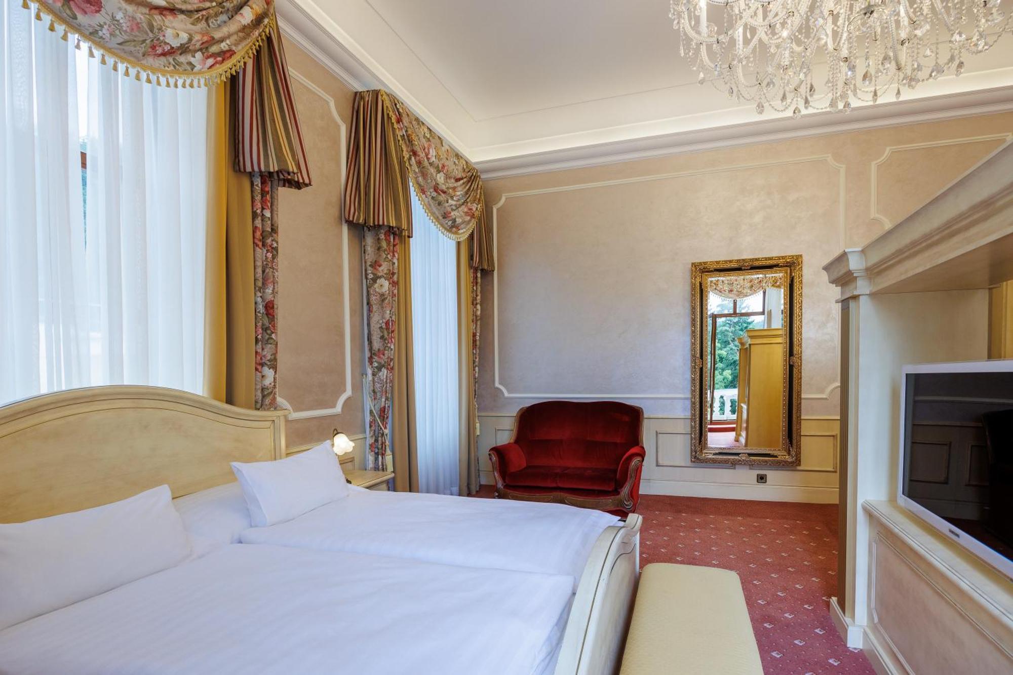 Hotel Chateau Cihelny Karlovy Vary Exterior photo
